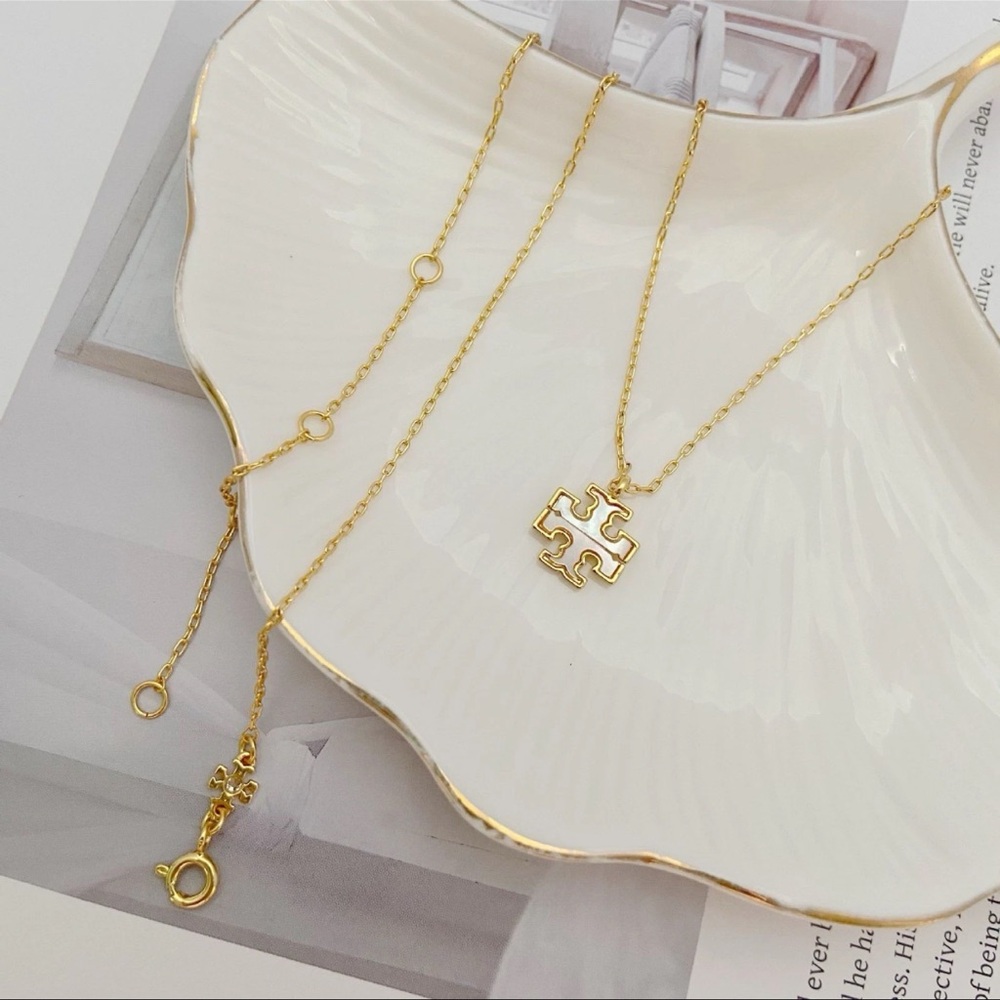 NEW Tory Burch TB Logo Enamel  Pendant Necklace Gold Mother of Pearl White - Picture 6 of 10